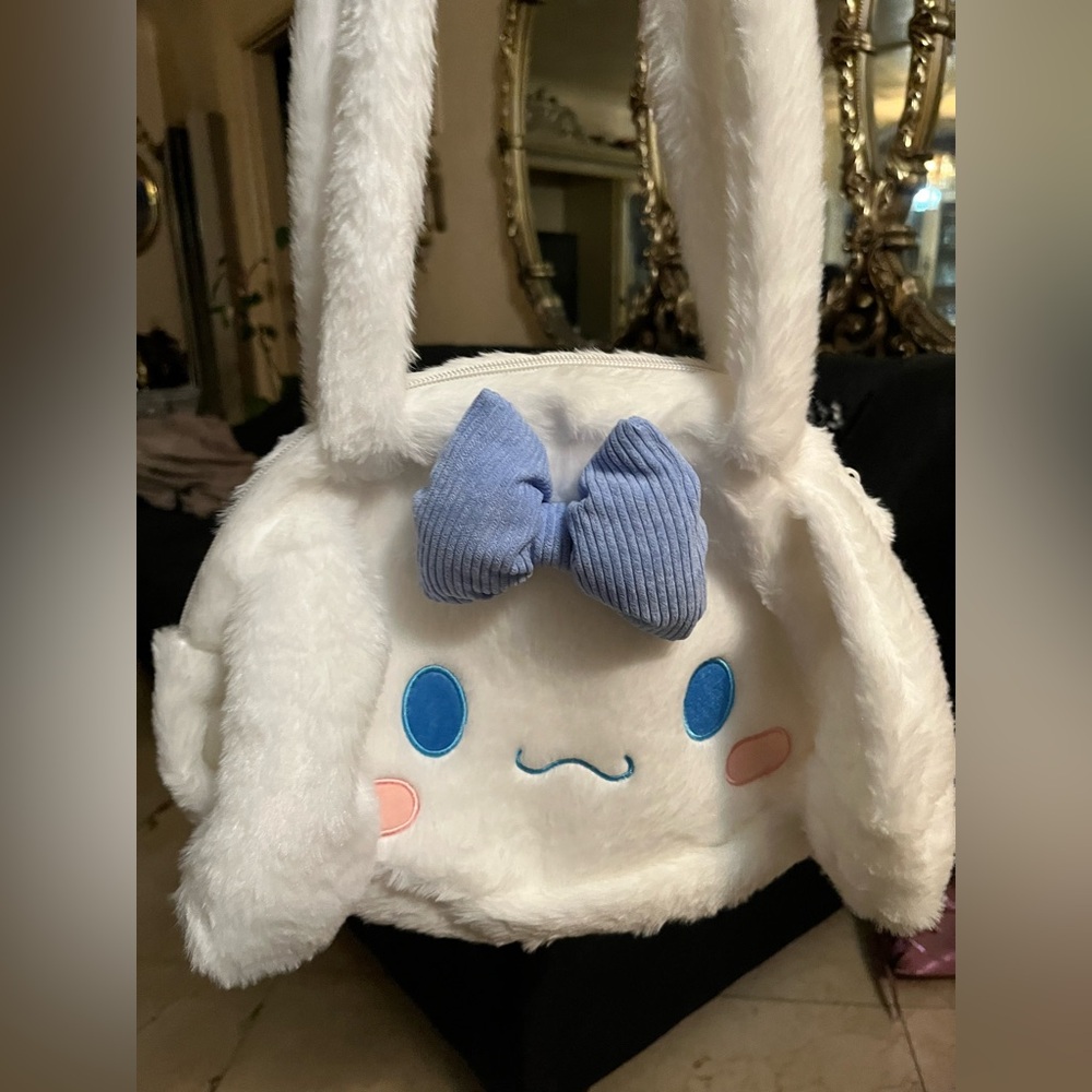 Cinnamoroll white and blue hand bag
Brand new/ adorable